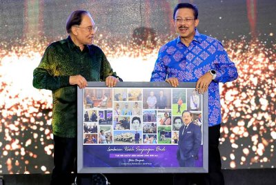 Perdana Menteri, Datuk Seri Anwar Ibrahim menyampaikan cenderahati kepada Mantan Ketua Setiausaha Negara, Tan Sri Mohd Zuki Ali (kanan) pada Majlis Makan Malam Mantan KSU dan Apresiasi Pasukan Sistem Saraan Perkhidmatan Awam (SSPA) di Putrajaya, pada Isnin. Foto Bernama