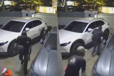 Tangkap layar CCTV memaparkan dua penjenayah bertopeng serta berparang memasuki kawasan rumah di sebuah taman perumahan di Puncak Alam, Sabtu lalu.