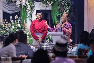 Pengerusi Bukan Eksekutif Lim Seong Hai (LSH) Capital Bhd, Tan Sri Lim Keng Cheng (kanan) bersama Ketua Pegawai Eksekutif, LSH Service Master Sdn Bhd, Khairil Faizal Othman (kiri) menyampaikan ucapan pada Perhimpunan Khas Town Hall serta Taklimat oleh LSH Capital Bhd dan LSH Service Master Sdn Bhd (LSHSM), di LSH33 Awan Hall, pada Isnin. Foto Bernama