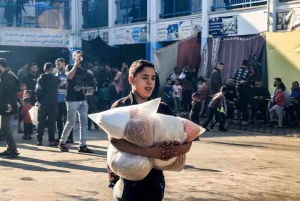 UNRWA memberi amaran bahawa bekalan bantuan kemanusiaan di Gaza semakin kritikal susulan sekatan Israel yang berlarutan lebih sebulan - Foto: Agensi