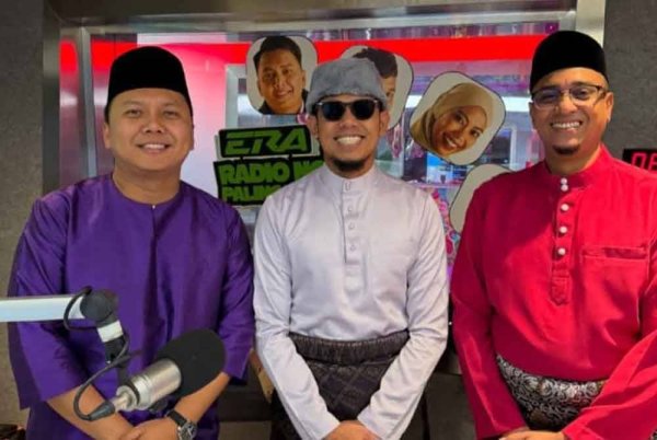 Trio DJ Era FM segak mengenakan baju Melayu ketika mengendalikan segmen 3Pagi Era pada Isnin. Foto Instagram Era FM