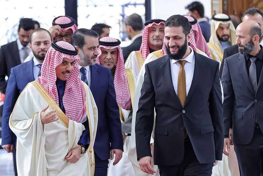 Pemimpin interim Syria, Ahmed al-Sharaa (kanan), berbincang dengan Menteri Luar Arab Saudi, Faisal bin Farhan, sebelum mesyuarat mereka di Damsyik. Foto AFP