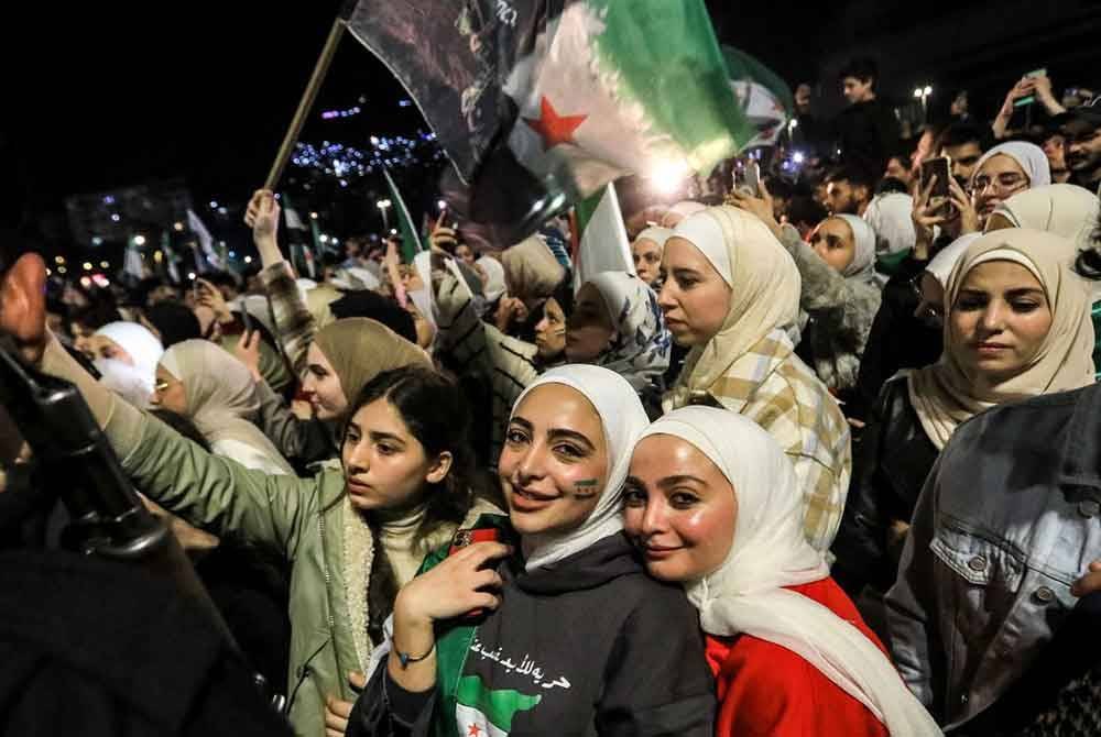 Orang ramai berkumpul di Dataran Umayyad, Damsyik untuk memperingati ulang tahun ke-14 pemberontakan terhadap bekas Presiden Syria, Bashar al-Assad. Foto AFP