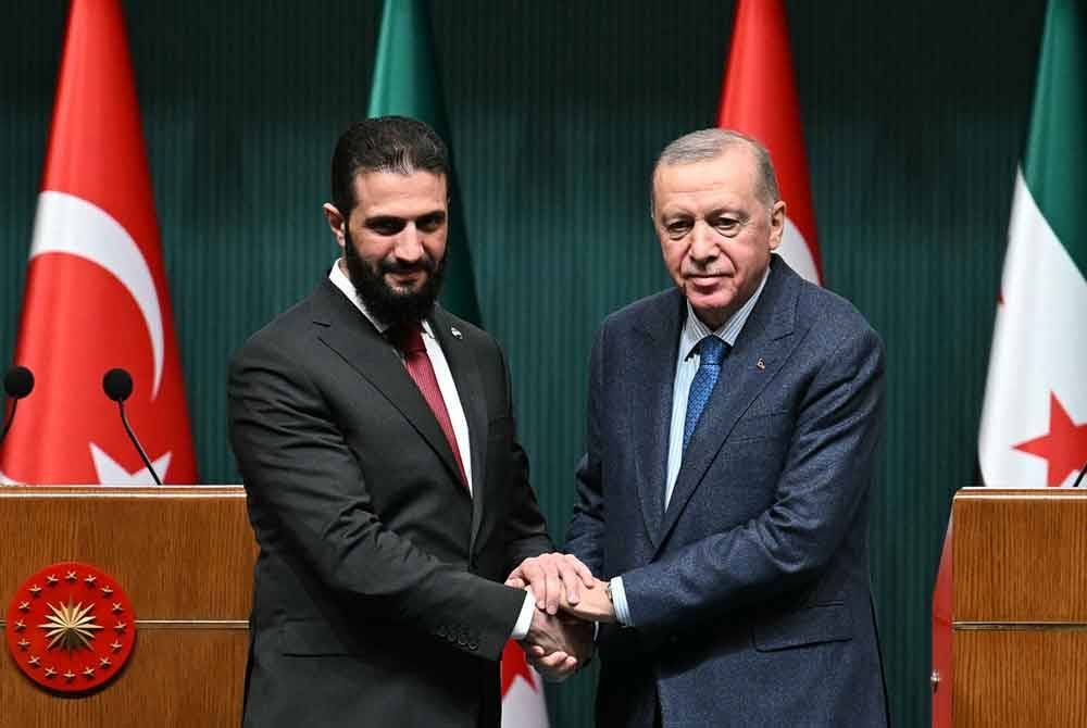 Presiden Turkiye, Recep Tayyip Erdogan (kanan) dan Presiden interim Syria, Ahmed al-Sharaa, bersalaman selepas sidang media bersama susulan pertemuan mereka di Istana Presiden di Ankara. Foto AFP