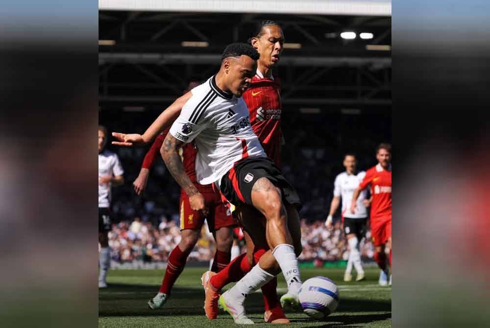 Van Dijk (kiri) gagal merantai Rodrigo Muniz yang menjaringkan gol kemenangan Fulham.