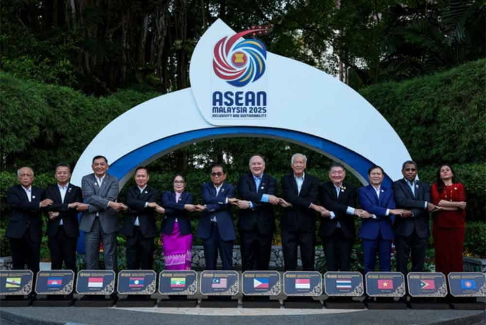 Menteri Pertahanan, Datuk Seri Mohamed Khaled Nordin (enam, kiri) bergambar bersama Menteri-menteri Pertahanan ASEAN pada Permukiman Menteri-Menteri Pertahanan ASEAN (ADMM) di Batu Feringhi, Februari lepas. Foto Bernama