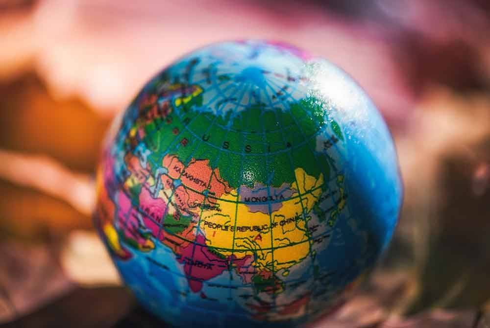 Negara kini hanya ada pada nama tetapi manusianya telah bergerak dan merasai kehidupan dunia lain. Mungkin itulah globalisasi. Foto hiasan 123RF