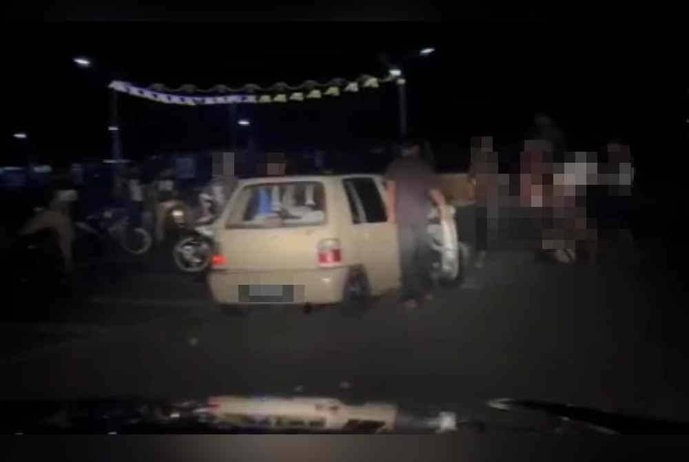 Kesemua remaja berusia antara 14 hingga 18 tahun ditahan kira-kira jam 2 petang Isnin selepas pihak polis menerima laporan berhubung kejadian itu.