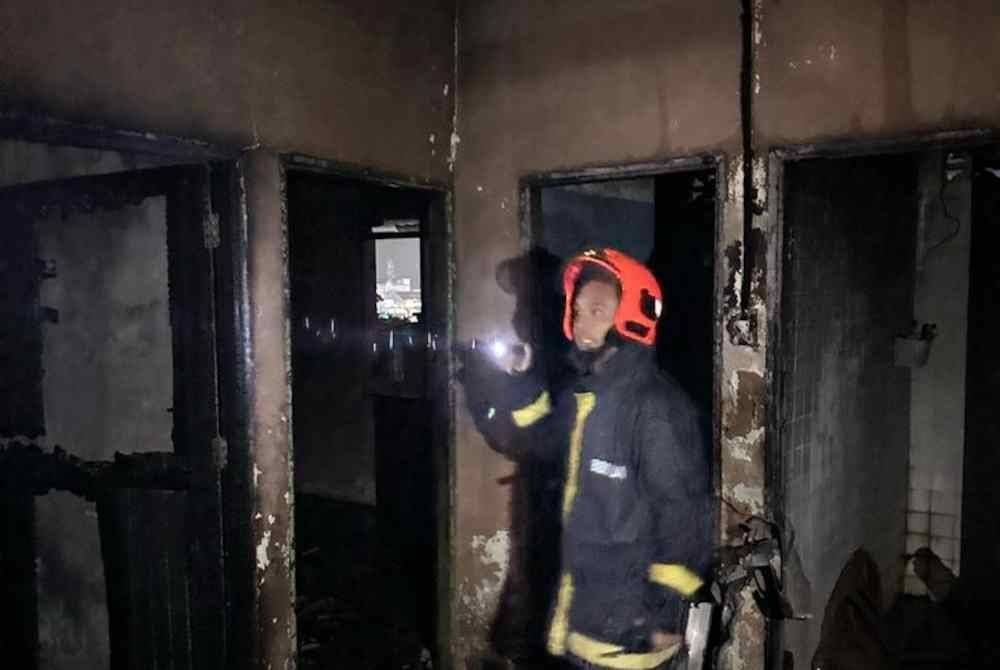 Anggota bomba memeriksa lokasi kejadian sebaik kebakaran berjaya dikawal.