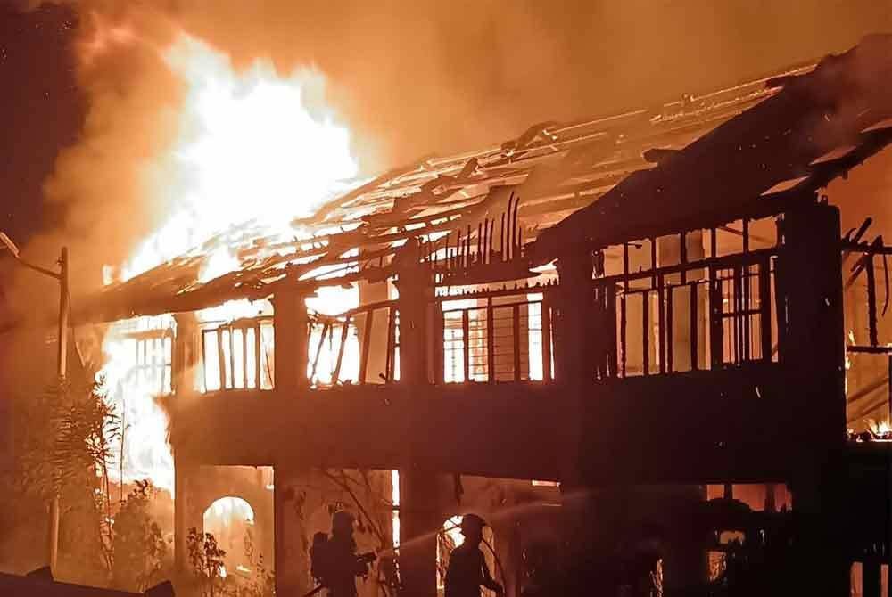 Anggota bomba memadam kebakaran di enam unit rumah kedai usang dalam kejadian pada Isnin malam.