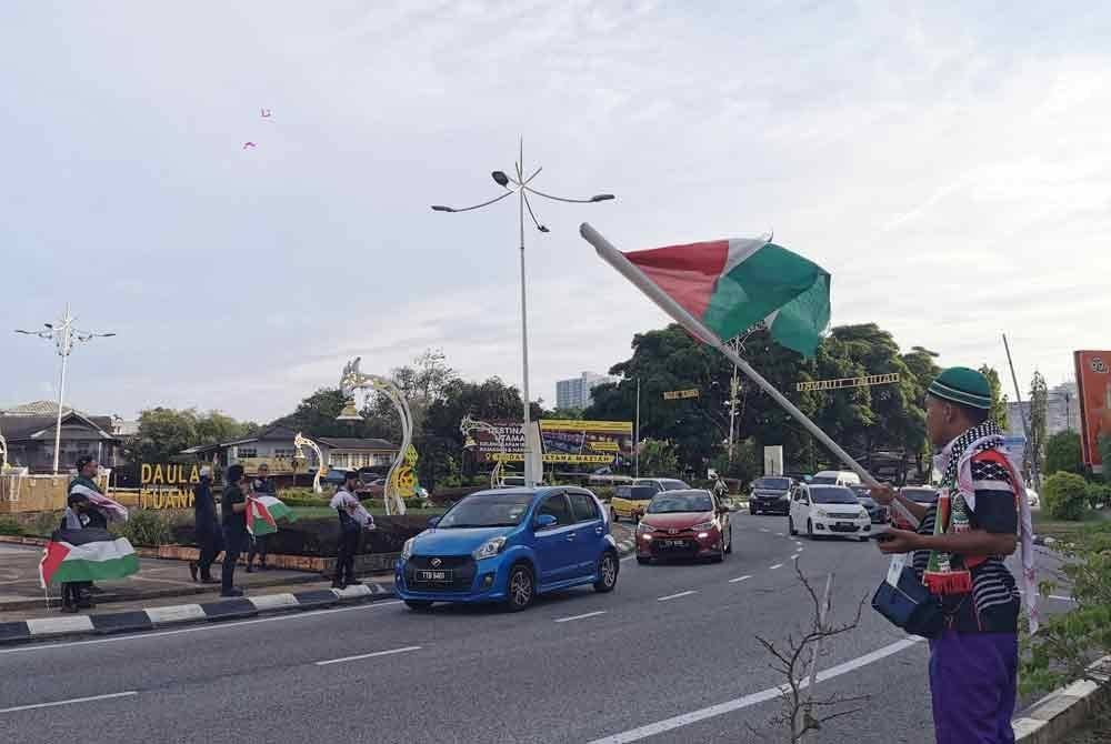 Beberapa individu mengadakan Flash Mob selama hampir satu jam di Bulatan Batu Bersurat, Ladang di Kuala Terengganu sebagai solidariti terhadap rakyat Palestin yang terus dizalimi rejim Zionis.