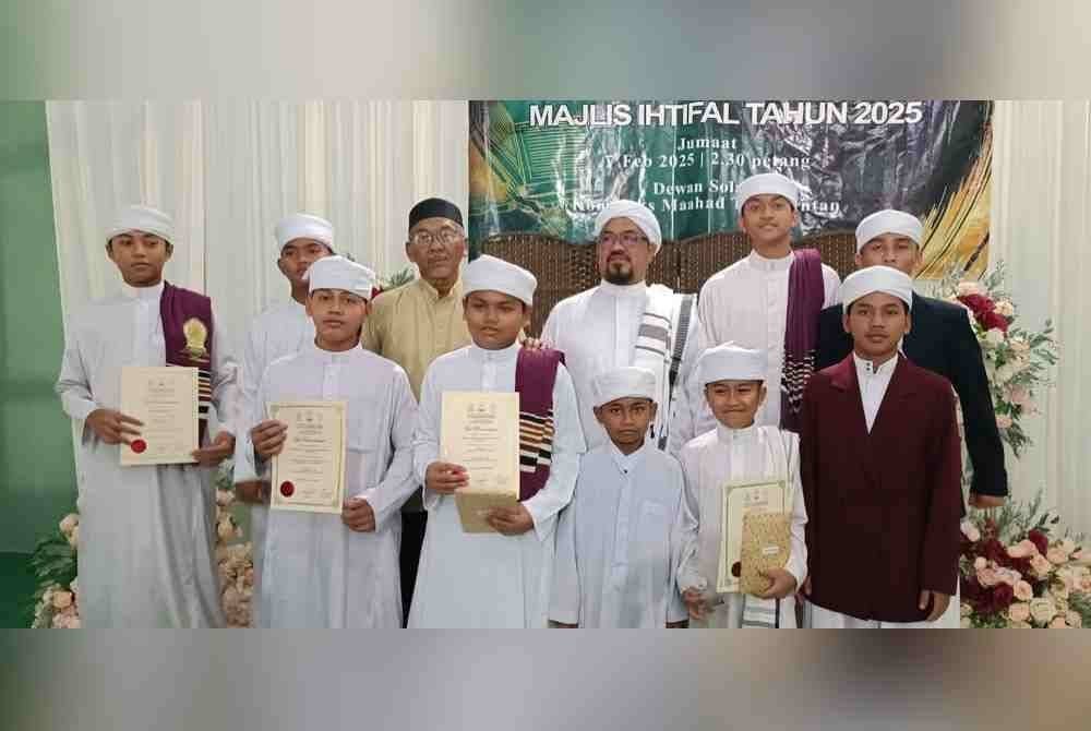 Mohd Idrus (belakang, tiga kanan) bersama sebahagian pelajar Maahad Tahfiz Intan dalam satu majlis di Sungai Petani baru-baru ini.
