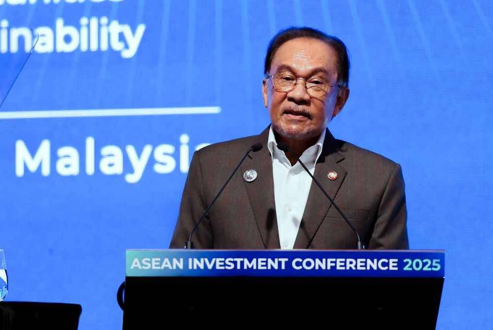 Perdana Menteri, Datuk Seri Anwar Ibrahim menyampaikan ucaptama pada Persidangan Pelaburan Asean 2025 bersempena Mesyuarat Menteri-Menteri Kewangan dan Gabenor Bank Pusat ASEAN (AFMGM) Ke-12 di Pusat Konvensyen Kuala Lumpur (KLCC) pada Selasa. Foto Bernama