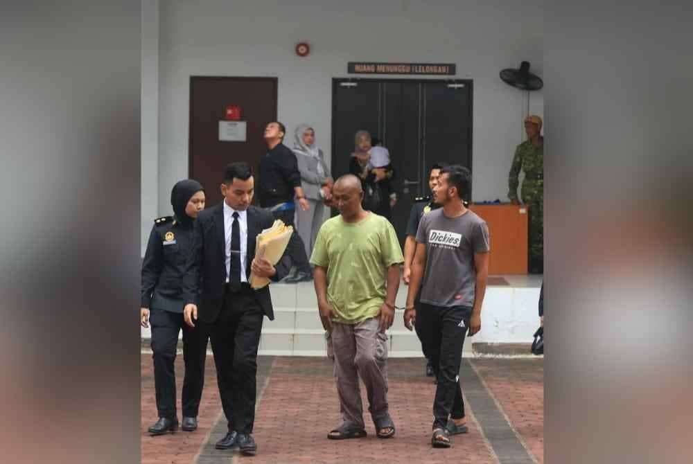 Tertuduh (tengah dan kanan) keluar hadir ke mahkamah untuk pertuduhan memiliki diesel tanpa lesen sah.