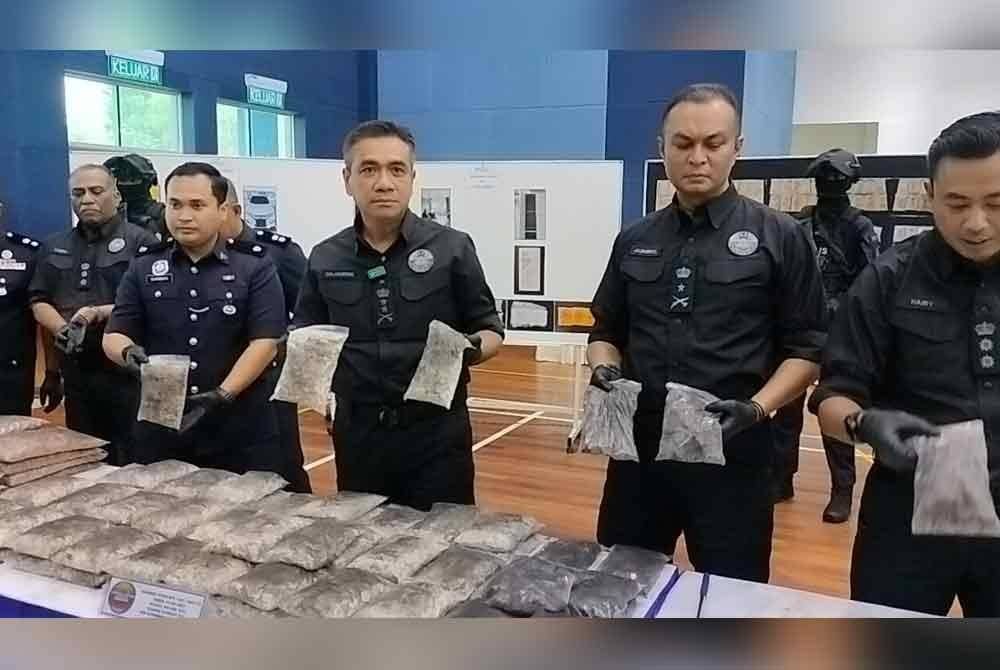 Mat Zani (tiga, kanan) menunjukkan dadah yang berjaya dirampas pada sidang akhbar di Ibu Pejabat Polis Daerah (IPD) Iskandar Puteri pada Selasa.