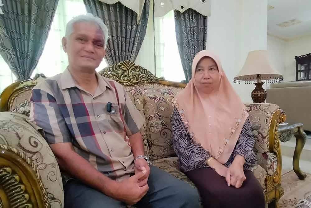 Zulkifle (kiri) dan isterinya, Sharifah ketika ditemui di kediaman mereka di Bertam Ulu, Melaka pada Selasa.