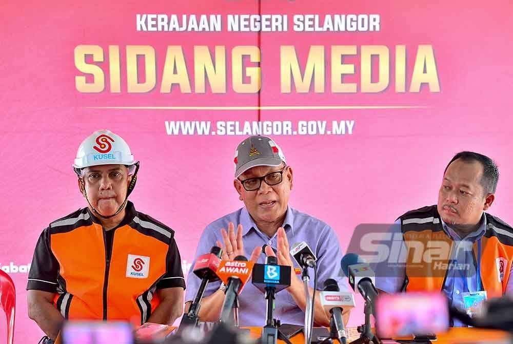 Izham (tengah) dalam sidang akhbar di Putra Heights, Subang Jaya pada Selasa. Foto SINAR HARIAN/ASRIL ASWANDI SHUKOR