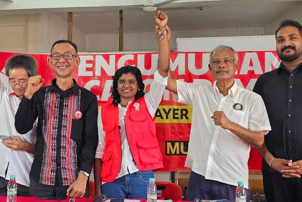 Bawani (tiga, kanan) sekali lagi dipilih sebagai calon bagi Pilihan Raya Kecil (PRK) Dewan Undangan Negeri (DUN) Ayer Kuning.