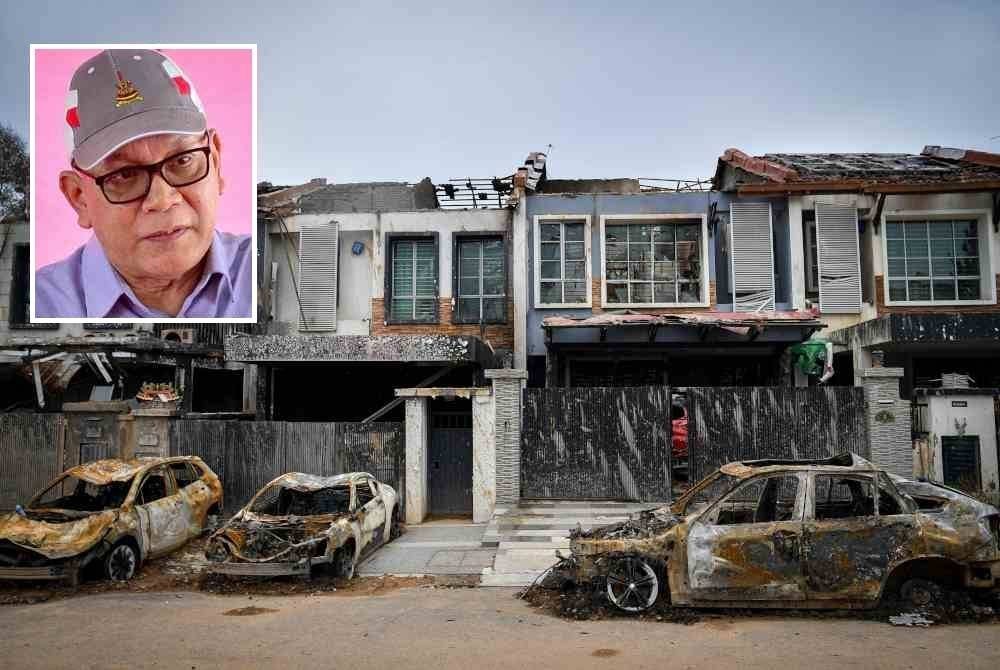 Keadaan kediaman penduduk dan kenderaan yang musnah di lokasi insiden kebakaran saluran gas di Jalan Putra Harmoni, Putra Heights. Gambar kecil: Izham
Tinjauan Bernama turut mendapati beberapa penduduk juga masih lagi memeriksa keadaan kediaman dan harta benda masing-masing.
Kebakaran saluran gas Petronas pada 8.10 pagi Selasa lepas mengakibatkan api menjulang setinggi lebih 30 meter dengan suhu mencecah 1,000 darjah Celsius dan mengambil masa hampir lapan jam untuk dipadamkan sepenuhnya.
--fotoBERNAMA (2025) HAK CIPTA TERPELIHARA