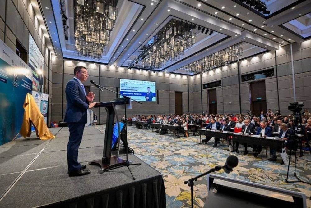 Kor Ming ketika ucaptama di Simposium Strata Antarabangsa di Petaling Jaya pada Selasa.