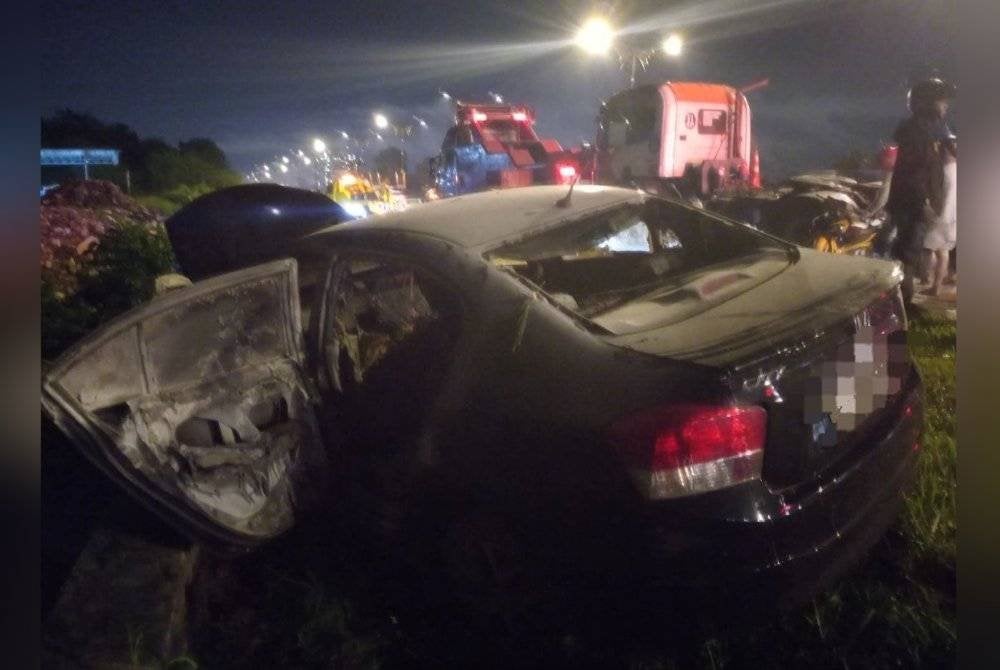 Keadaan kereta yang dipandu remaja berkenaan. Foto BBP JOHOR JAYA