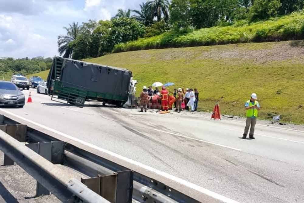 Keadaan di lokasi kemalangan membabitkan tiga kenderaan di di Kilometer 403 Lebuhraya Utara-Selatan, Hulu Selangor pada Selasa.