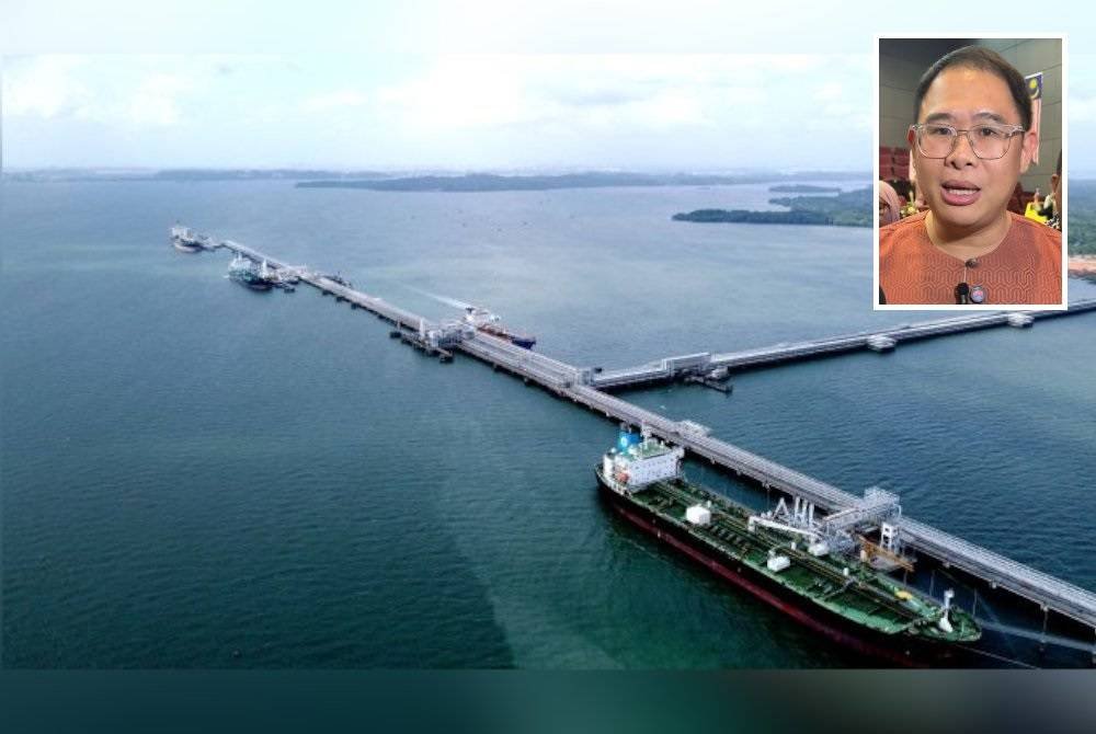 Kerja pembersihan tumpahan minyak di kawasan perairan Terminal Pelabuhan Tanjung Langsat (TLPT), Johor kini berada di peringkat akhir, manakala siasatan berhubung insiden itu juga hampir selesai. Gambar hiasan (Gambar kecil: Tian Soon )