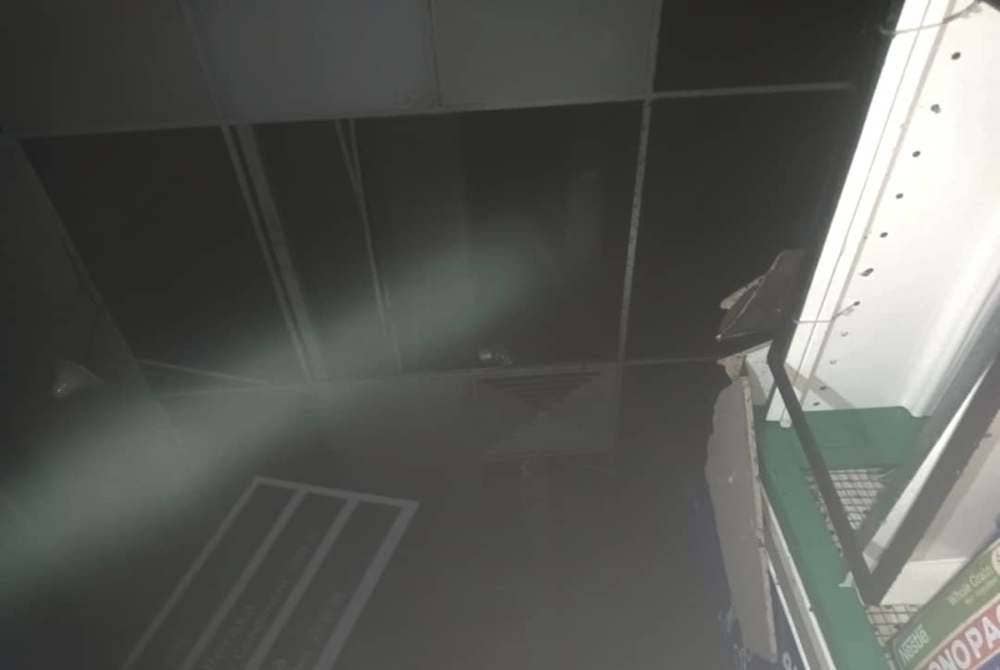 Keadaan bahagian bumbung pasar raya itu yang terbakar pada Selasa.