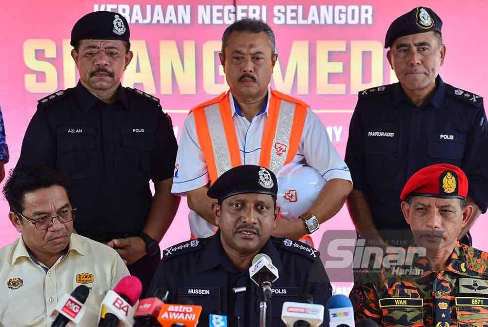 Hussein (duduk, tengah) dalam sidang akhbar di PKTK Putra Heights, Subang Jaya pada Selasa. Foto SINAR HARIAN/ASRIL ASWANDI SHUKOR