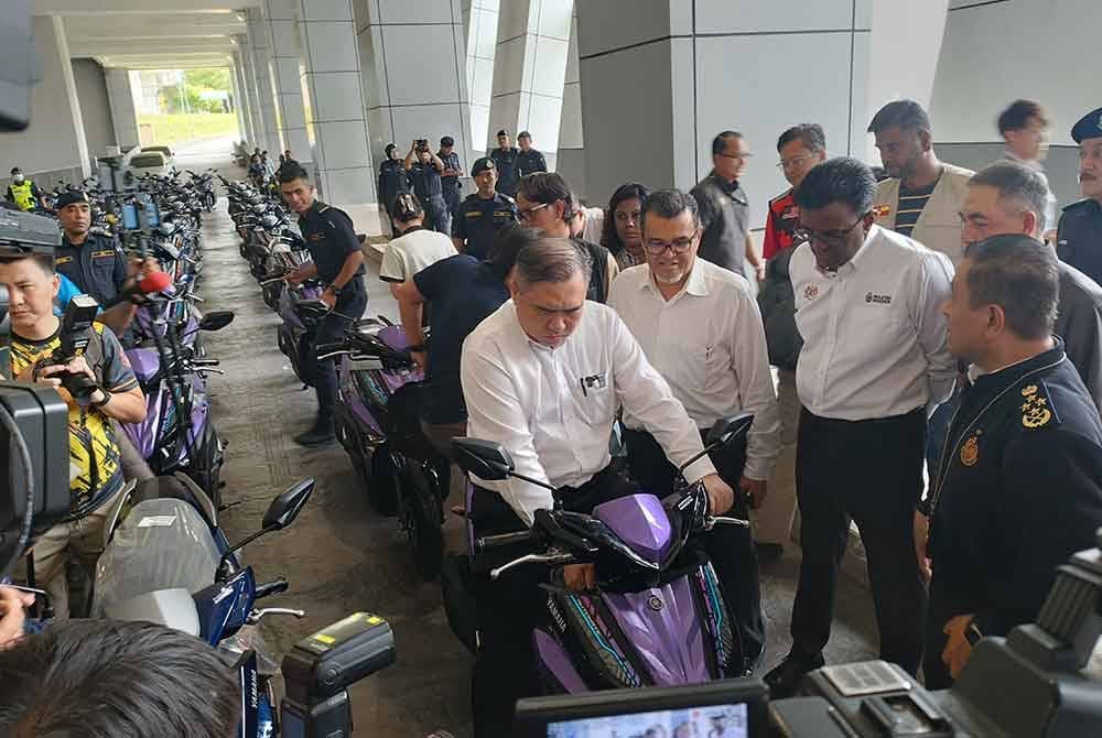 Anthony mencuba motosikal yang ditaja Spanco.