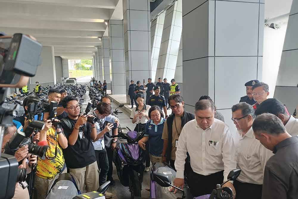 Anthony ketika majlis penyerahan motosikal kepada mangsa insiden letupan paip gas di LRT Putra Heights, Subang Jaya pada Selasa.