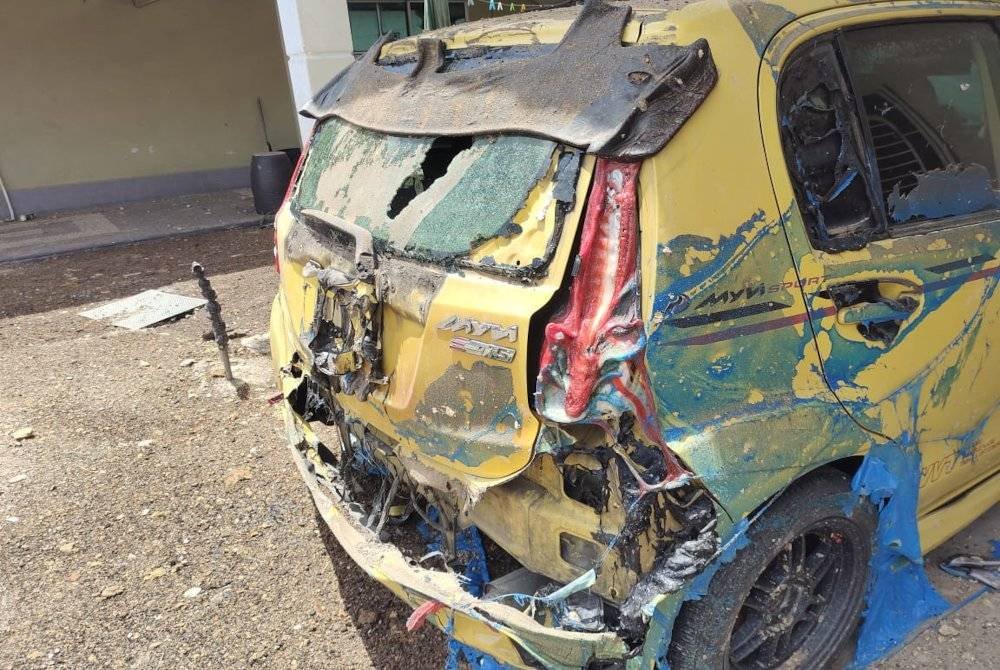 Keadaan kereta Che Afizy yang rosak teruk akibat kejadian letupan paip gas.