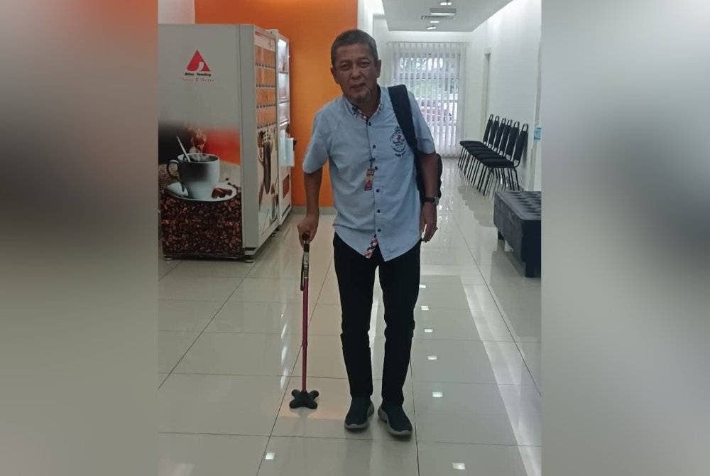 Mohd Khairi kini terpaksa menggunakan bantuan tongkat untuk berjalan.