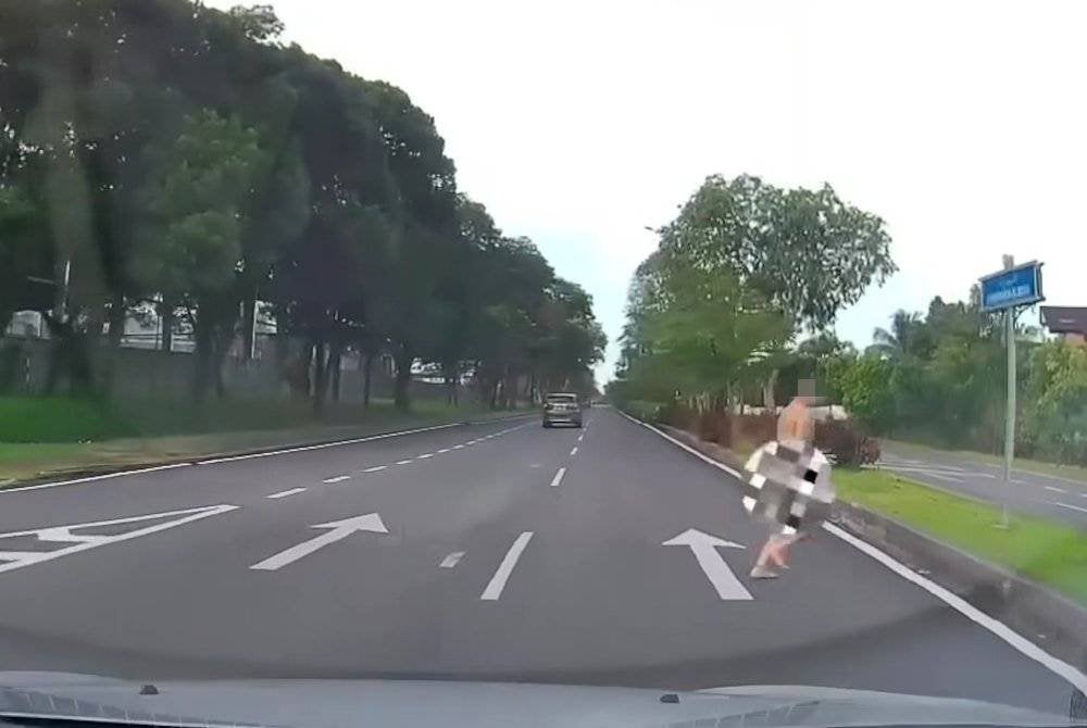 Tangkap layar video tular memaparkan seorang remaja lelaki berlari dalam keadaan bogel di Seksyen 8, Shah Alam pada Selasa.