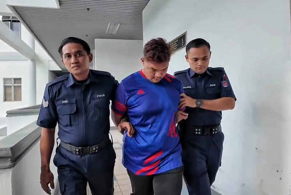 Mahkamah Tinggi Melaka meminda hukuman terhadap Muhammad Ariff Izzat (tengah) pada Isnin.