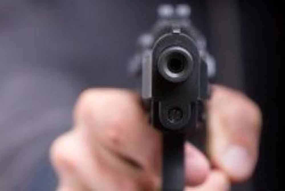 Seorang anggota polis yang bertugas di Kontinjen Pulau Pinang cedera parah selepas dipercayai tertembak diri sendiri di Ibu Pejabat Polis Kontinjen (IPK) Pulau Pinang, di George Town pada Selasa. Gambar hiasan