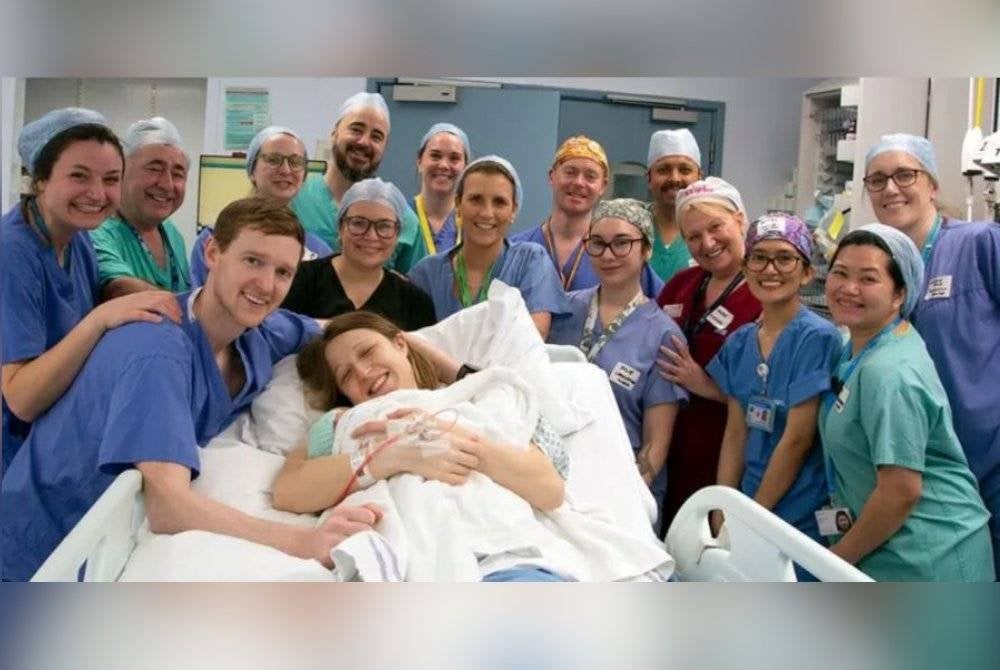 Amy menerusi pemindahan rahim pertama di UK pada 2023, melahirkan anak perempuannya pada Februari lalu. Foto Agensi