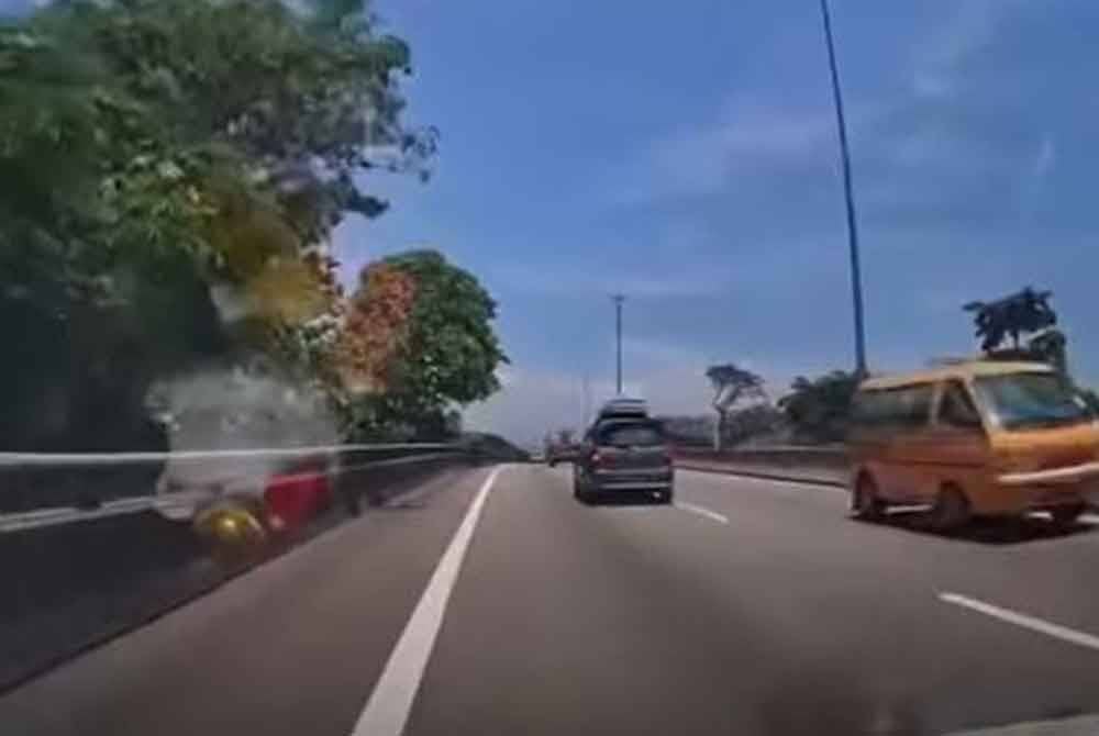 Van sekolah melawan arus dan berbahaya di BORR pada Selasa yang videonya tular di media sosial. - Tangkap layar video tular