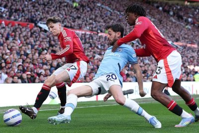 Patrick Dorgu (kanan) dan Alejandro Garnacho dianggap belum cukup bagus untuk menyarung jersi Manchester United.