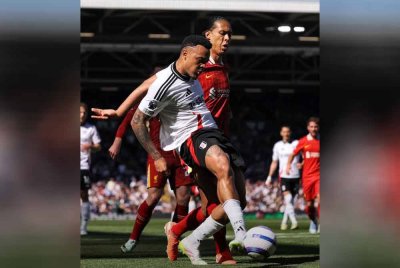 Van Dijk (kiri) gagal merantai Rodrigo Muniz yang menjaringkan gol kemenangan Fulham.