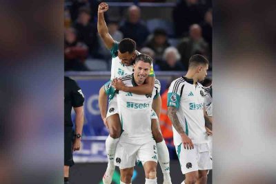 Murphy meraikan jaringan bersama pemain Newcastle di King Power.