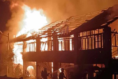 Anggota bomba memadam kebakaran di enam unit rumah kedai usang dalam kejadian pada Isnin malam.