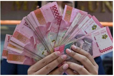 Mata wang rupiah jatuh ke paras terendah.