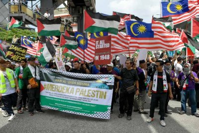 LEBIH 1,000 orang berhimpun dan berarak ke Kedutaan Amerika Syarikat bagi menyatakan solidariti bersama rakyat Palestin bersempena Hari Al-Quds baru-baru ini.
