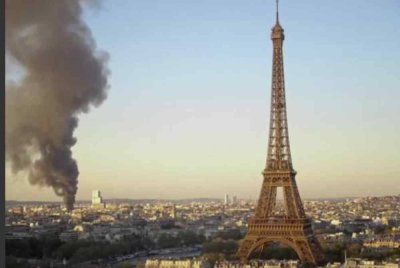 Satu kebakaran besar berlaku di Paris berhampiran kompleks mahkamah baharu yang direka oleh arkitek Itali, Renzo Piano, sekali gus menyebabkan asap memenuhi ruangan udara bandar itu pada Isnin.