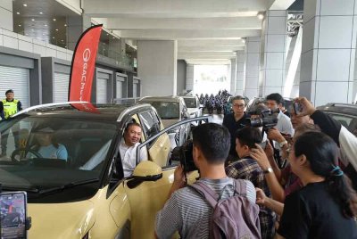 Sze Han (dua, kiri) ketika majlis penyerahan kenderaan sementara kepada 30 mangsa kebakaran paip gas di stesen LRT Putra Heights pada Selasa.