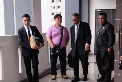 Seorang pemilik restoran didakwa di Mahkamah Sesyen selepas didapati menggunakan logo halal tidak sah di sebuah restorannya di Kota Bharu, Kelantan.