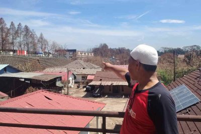 Mohd Asri menunjukkan lokasi kebakaran saluran paip gas di Putra Heights, Subang Jaya yang turut menjejaskan kediaman di sekitar Kampung Kuala Sungai Baru.