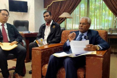 Sivanesan (kanan) ketika sidang akhbar di pejabatnya di sini pada Selasa.