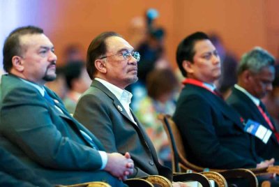 Perdana Menteri, Datuk Seri Anwar Ibrahim (tiga kanan) di Persidangan Pelaburan Asean 2025 bersempena Mesyuarat Menteri-Menteri Kewangan dan Gabenor Bank Pusat ASEAN (AFMGM) Ke-12 di Pusat Konvensyen Kuala Lumpur (KLCC) pada Selasa. Foto Bernama